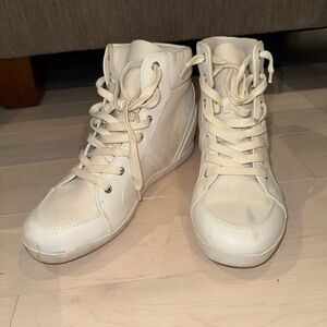 Women’s white wedges